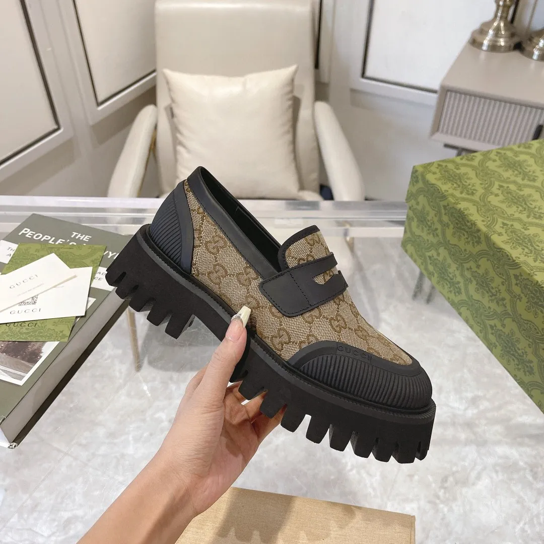 👟👟Ex-factory price 520👟👟 New GG loafers for spring and autumn. Gucci shoes cleverly use unique design elements to inject fresh vitality into the collection design. Crafted from camel and ebony GG canvas, these stylish unisex loafers feature a new interpretation of the brand's classic monogram pattern for the new season. Camel and ebony GG canvas/imported silk cowhide surface, imported silk cowhide lining, same style for men and women, black leather and rubber piping, EVA rubber sole, low heel, 4.5cm heel height, female size: 35#~42#, male size: 39#~47#, Italian creation
